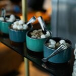 Bols de sucres alternatifs disposés sur une planche en bois près d'un barbecue