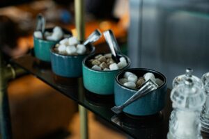 Bols de sucres alternatifs disposés sur une planche en bois près d'un barbecue