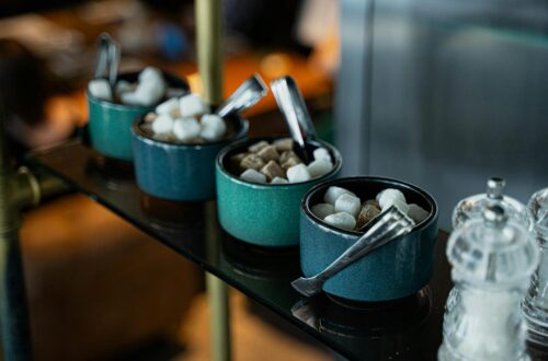 Bols de sucres alternatifs disposés sur une planche en bois près d'un barbecue