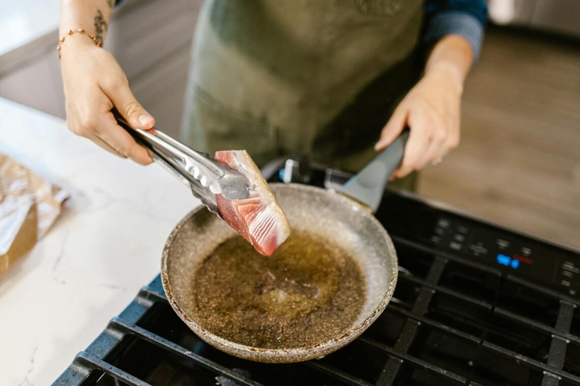 Aiguillettes de canard dorées à la poêle avec sauce au miel et sésame