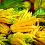 yuzu et yacon frais sur une planche en bois, fruits exotiques lettre Y