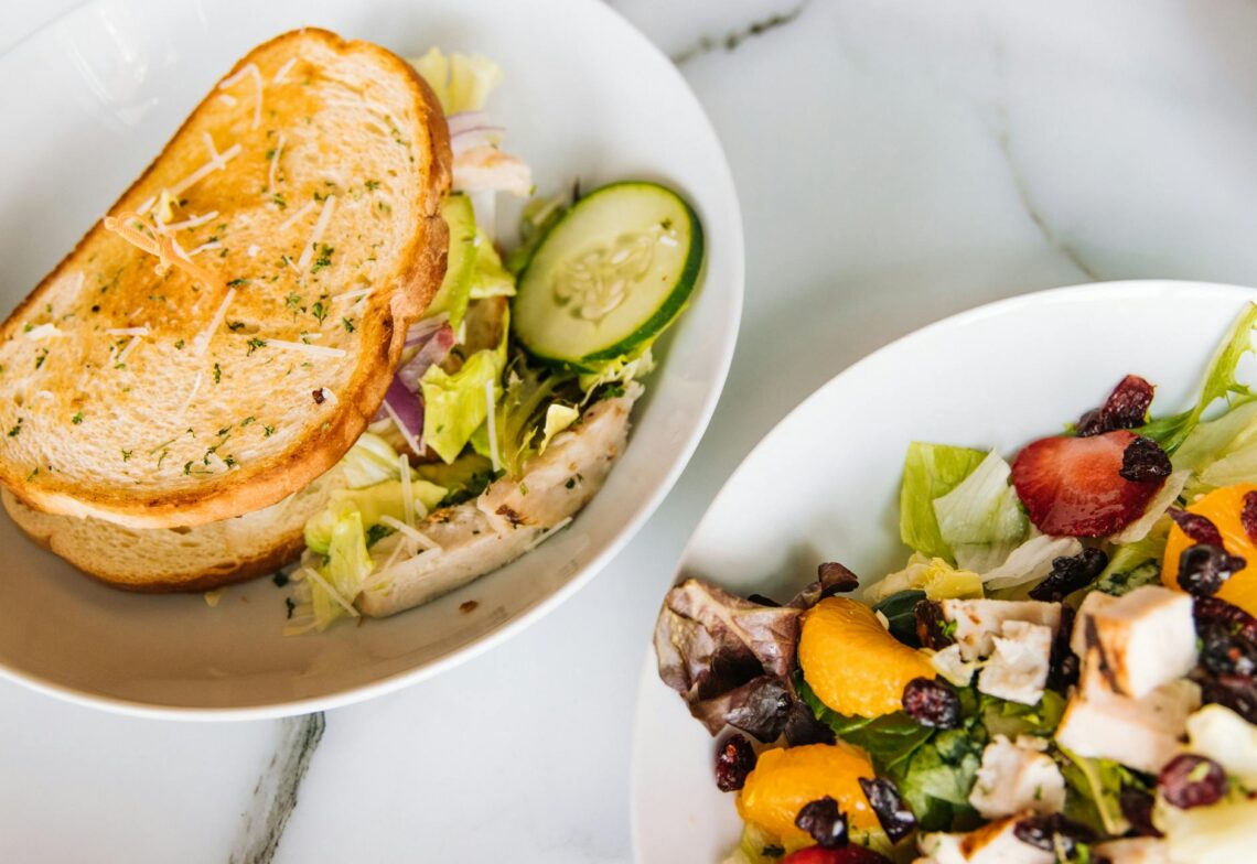 croque monsieur doré au fromage fondu servi avec salade verte fraîche