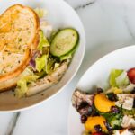 croque monsieur doré au fromage fondu servi avec salade verte fraîche