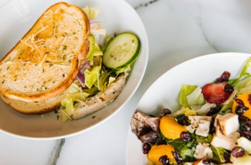 croque monsieur doré au fromage fondu servi avec salade verte fraîche