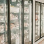 Morceaux de viande emballés sous vide dans un congélateur domestique ouvert