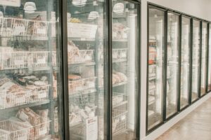 Morceaux de viande emballés sous vide dans un congélateur domestique ouvert