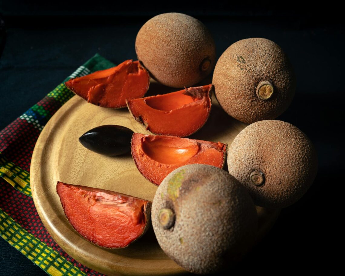 fruits exotiques tropicaux colorés disposés sur une planche en bois