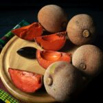 fruits exotiques tropicaux colorés disposés sur une planche en bois