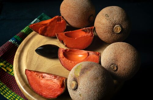fruits exotiques tropicaux colorés disposés sur une planche en bois