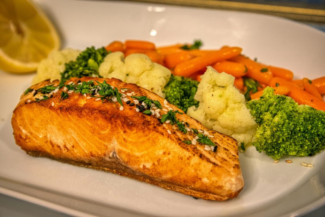 assiette colorée légumes verts noix poissons gras soulagement douleurs menstruelles