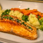 assiette colorée légumes verts noix poissons gras soulagement douleurs menstruelles