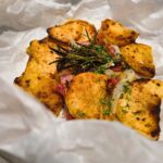 Courgettes grillées dorées au four sur plaque de cuisson avec herbes et huile d'olive