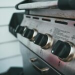 Tranches de courgettes grillées sur barbecue à charbon, été ensoleillé