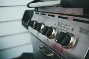 Tranches de courgettes grillées sur barbecue à charbon, été ensoleillé