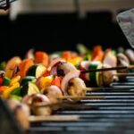 Légumes grillés colorés dans un panier sur barbecue en plein air