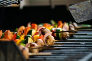 Légumes grillés colorés dans un panier sur barbecue en plein air