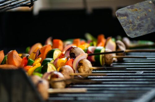Légumes grillés colorés dans un panier sur barbecue en plein air