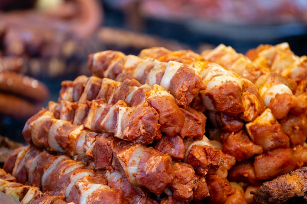Tranches d'échine de porc marinées grillées sur barbecue avec herbes fraîches