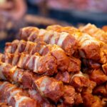Tranches d'échine de porc marinées grillées sur barbecue avec herbes fraîches