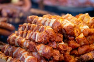 Tranches d'échine de porc marinées grillées sur barbecue avec herbes fraîches