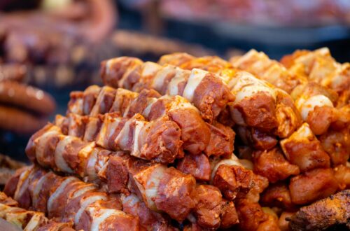 Tranches d'échine de porc marinées grillées sur barbecue avec herbes fraîches