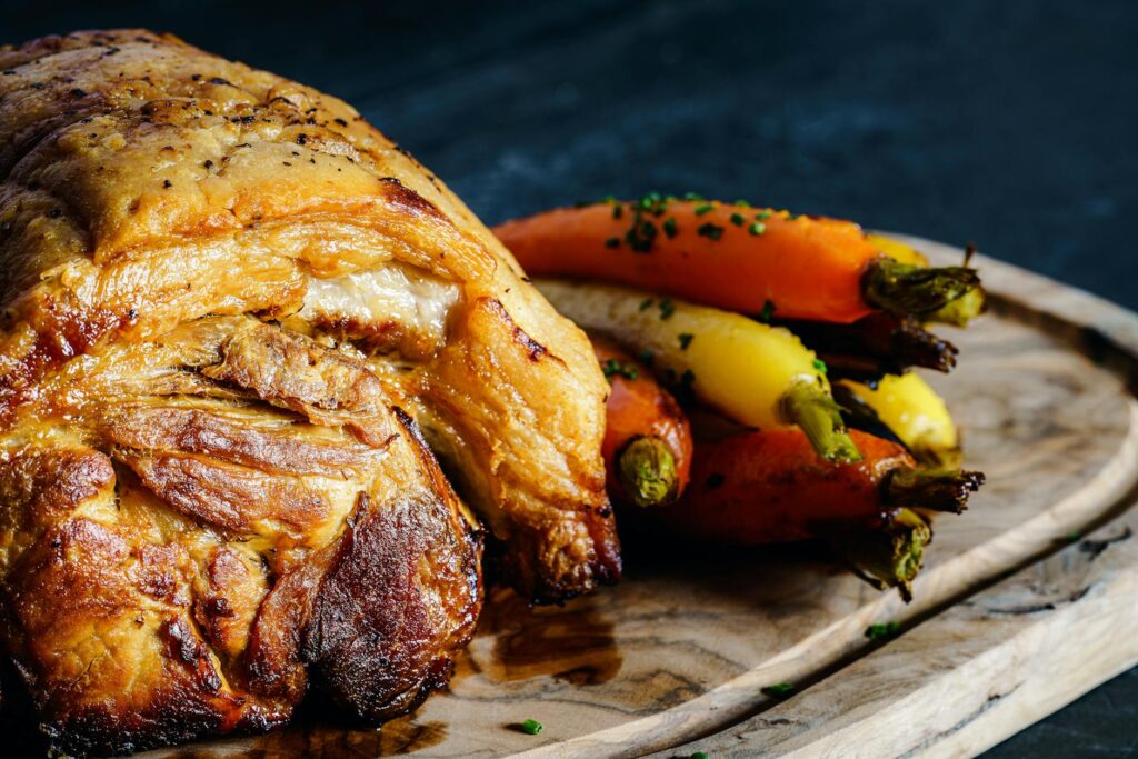 travers de porc marinés caramélisés dorés sortant du four fumants