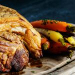 travers de porc marinés caramélisés dorés sortant du four fumants