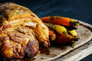 travers de porc marinés caramélisés dorés sortant du four fumants