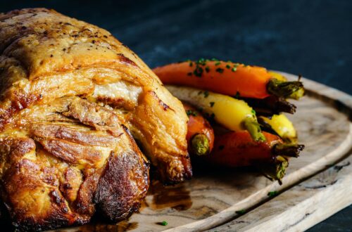 travers de porc marinés caramélisés dorés sortant du four fumants