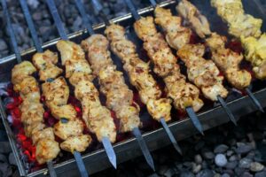 cuisses de poulet dorées sur grille de barbecue avec marinade aux herbes