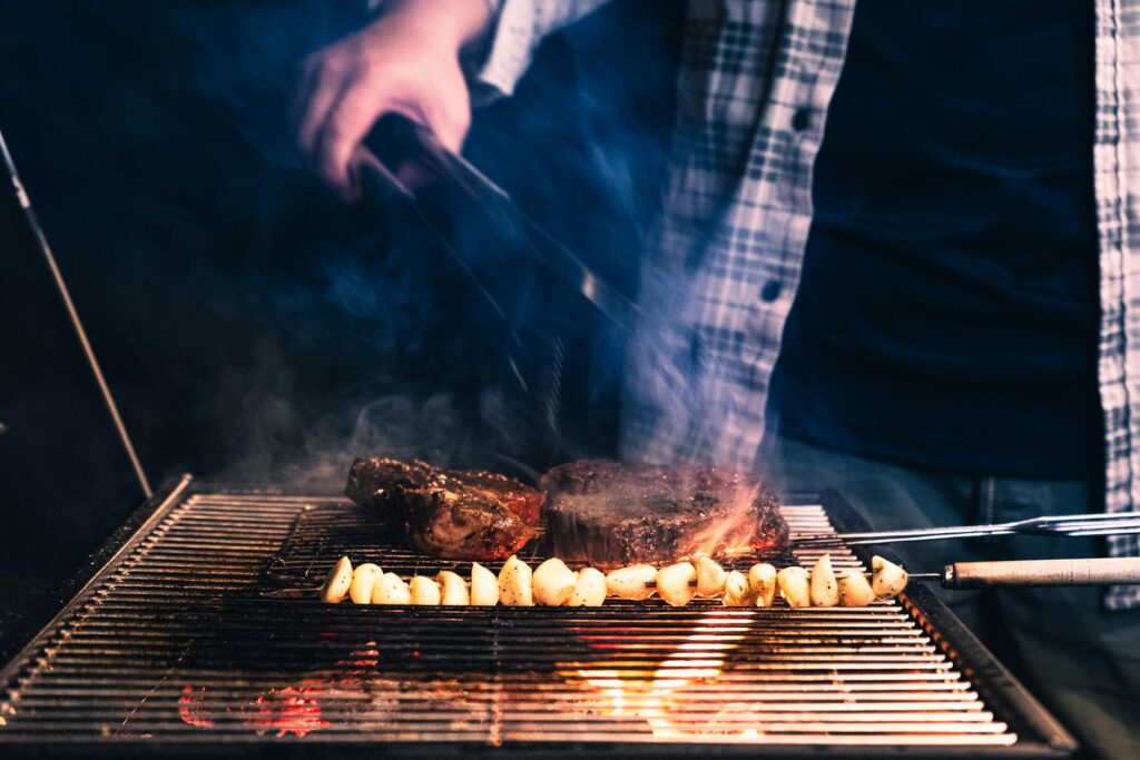 Entrecôte grillée sur barbecue à charbon avec marques de grill et fumée