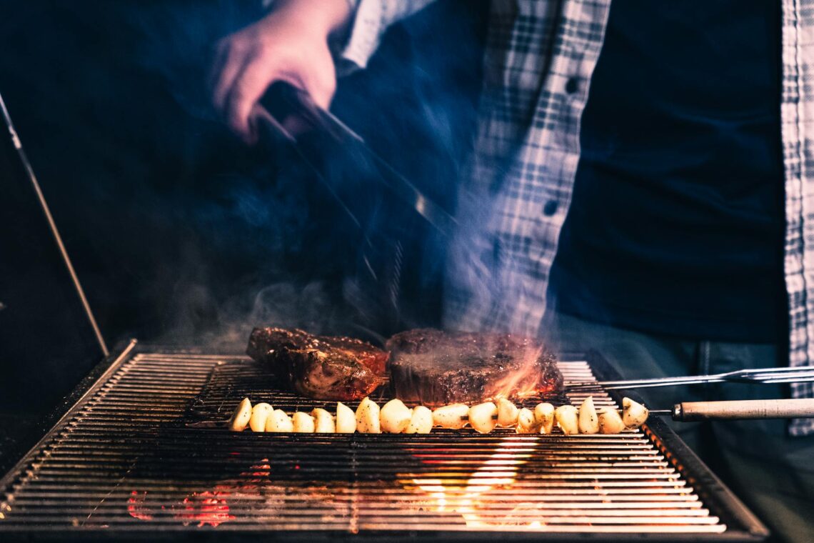 Entrecôte grillée sur barbecue à charbon avec marques de grill et fumée