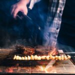 Entrecôte grillée sur barbecue à charbon avec marques de grill et fumée