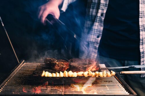 Entrecôte grillée sur barbecue à charbon avec marques de grill et fumée