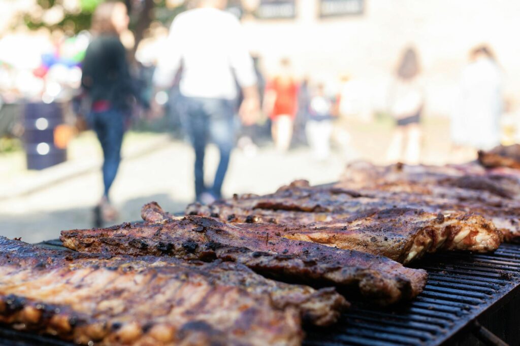 plateau de viandes grillées au barbecue pour un repas en famille