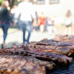 plateau de viandes grillées au barbecue pour un repas en famille