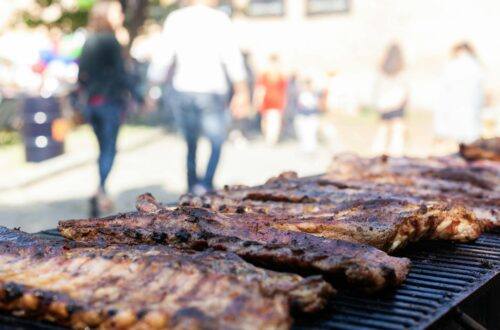 plateau de viandes grillées au barbecue pour un repas en famille