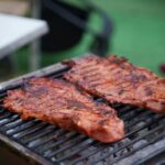 magret de canard grillé sur plancha avec croisillons dorés et herbes fraîches