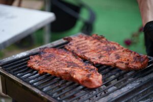 magret de canard grillé sur plancha avec croisillons dorés et herbes fraîches