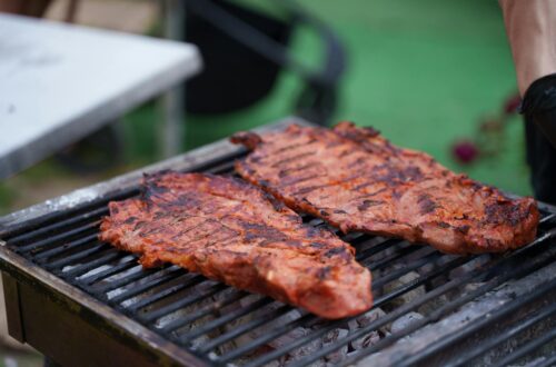 magret de canard grillé sur plancha avec croisillons dorés et herbes fraîches