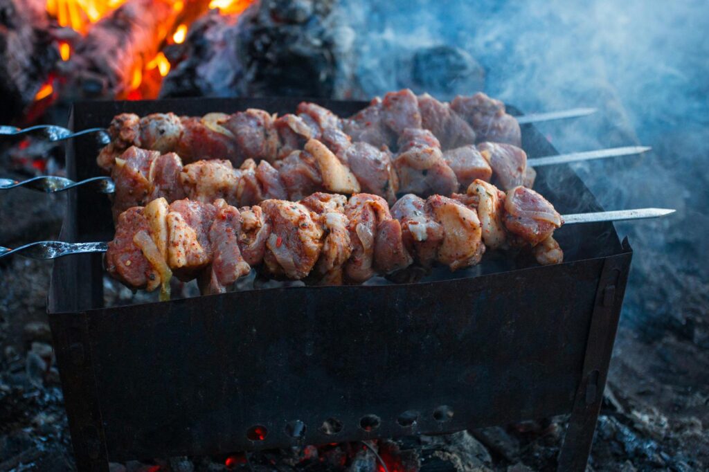 Magret de canard grillé au barbecue avec peau dorée et herbes fraîches