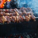 Magret de canard grillé au barbecue avec peau dorée et herbes fraîches