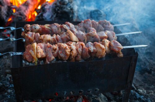 Magret de canard grillé au barbecue avec peau dorée et herbes fraîches