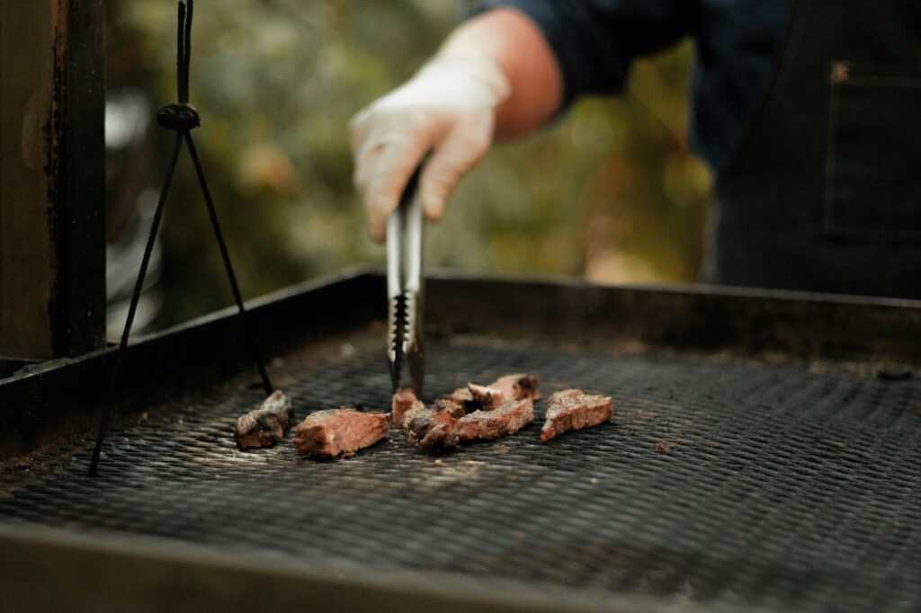 côte de bœuf saisie sur grille barbecue charbon avec marquage croisé