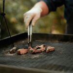 côte de bœuf saisie sur grille barbecue charbon avec marquage croisé