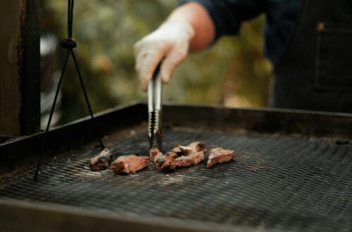côte de bœuf saisie sur grille barbecue charbon avec marquage croisé
