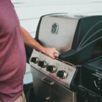 Pavé de saumon grillé sur barbecue charbon avec citron et herbes fraîches