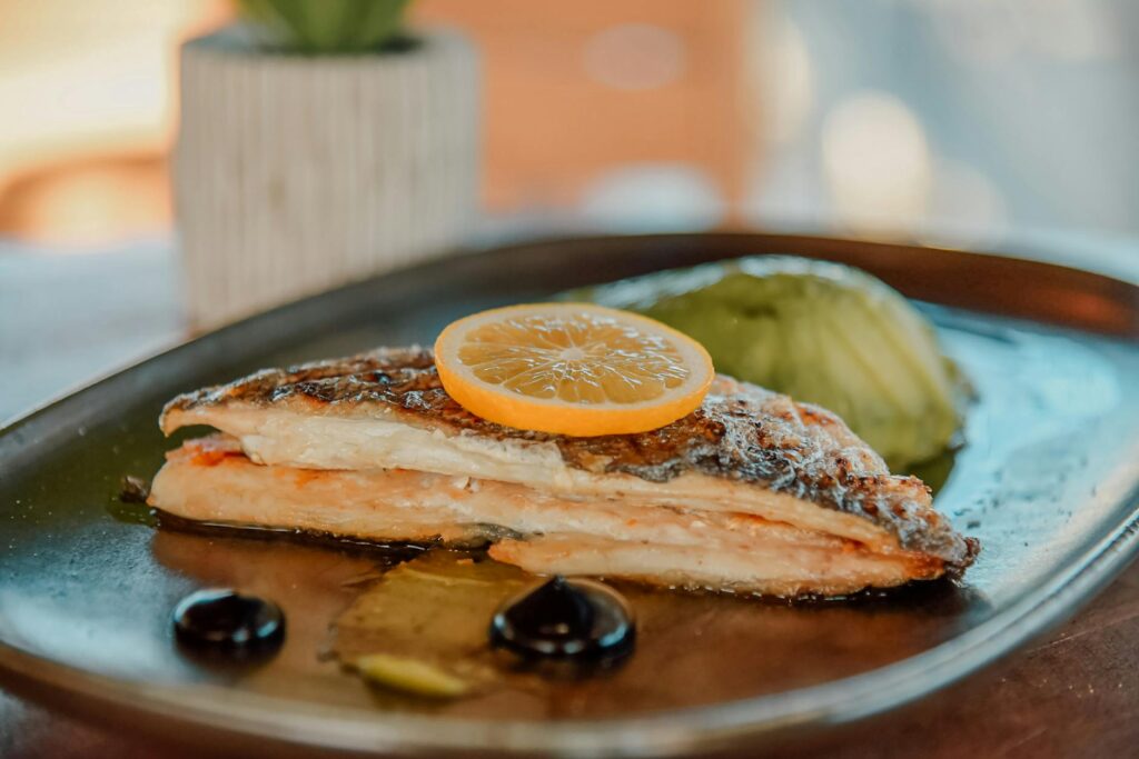 Maquereaux grillés dorés sur plancha avec citron et herbes fraîches