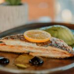 Maquereaux grillés dorés sur plancha avec citron et herbes fraîches